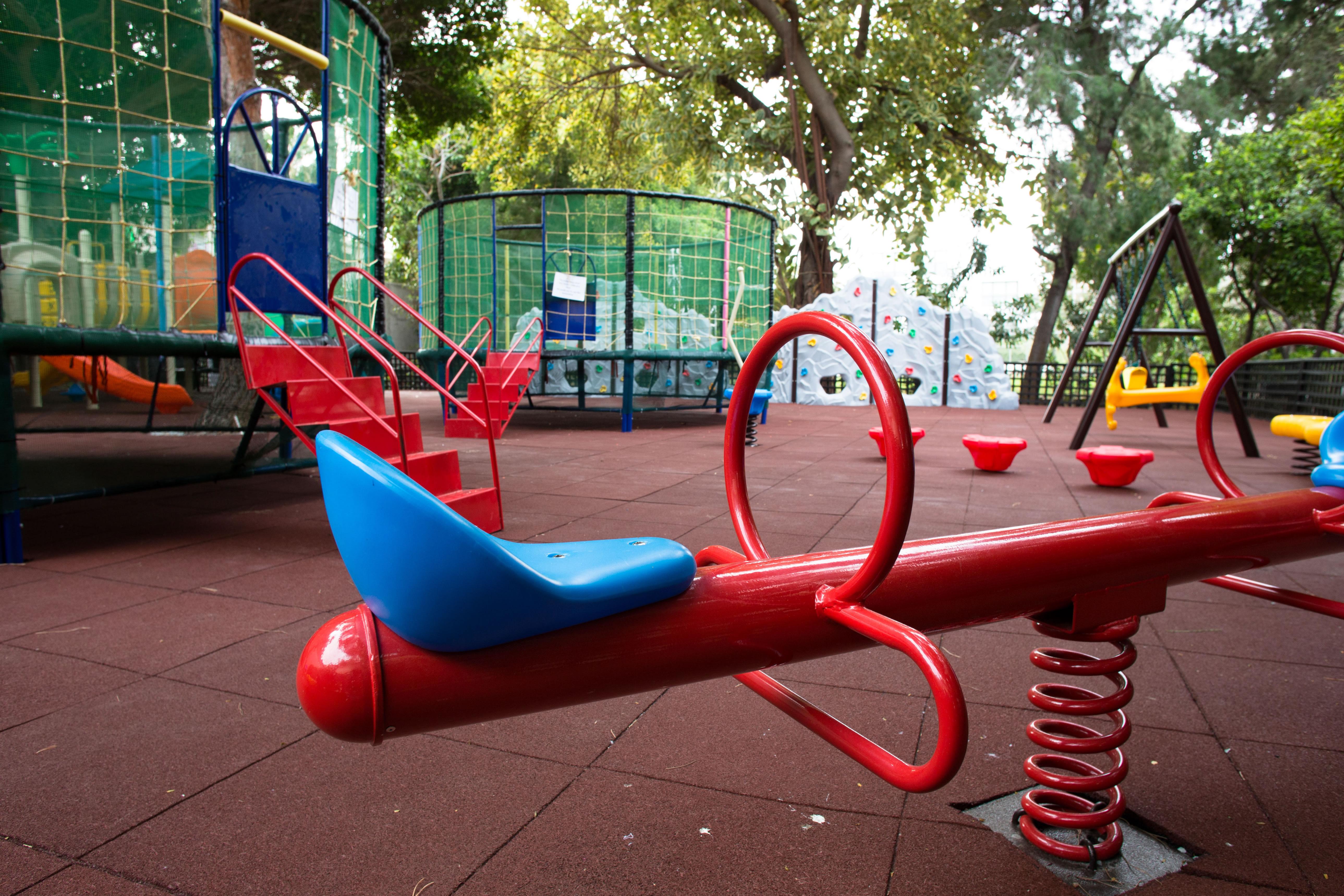 ホテル アルミラ パ フォス エクステリア 写真 Playground in Madrid, Spain
