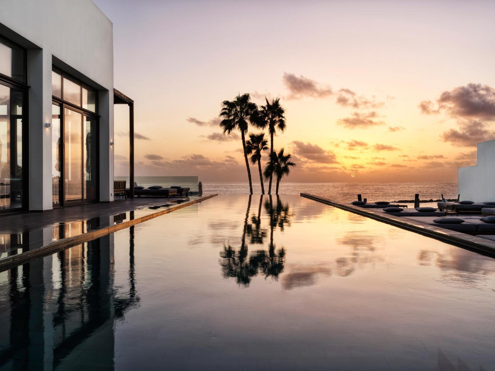 ホテル アルミラ パ フォス エクステリア 写真 Sunset at the St Regis Maldives
