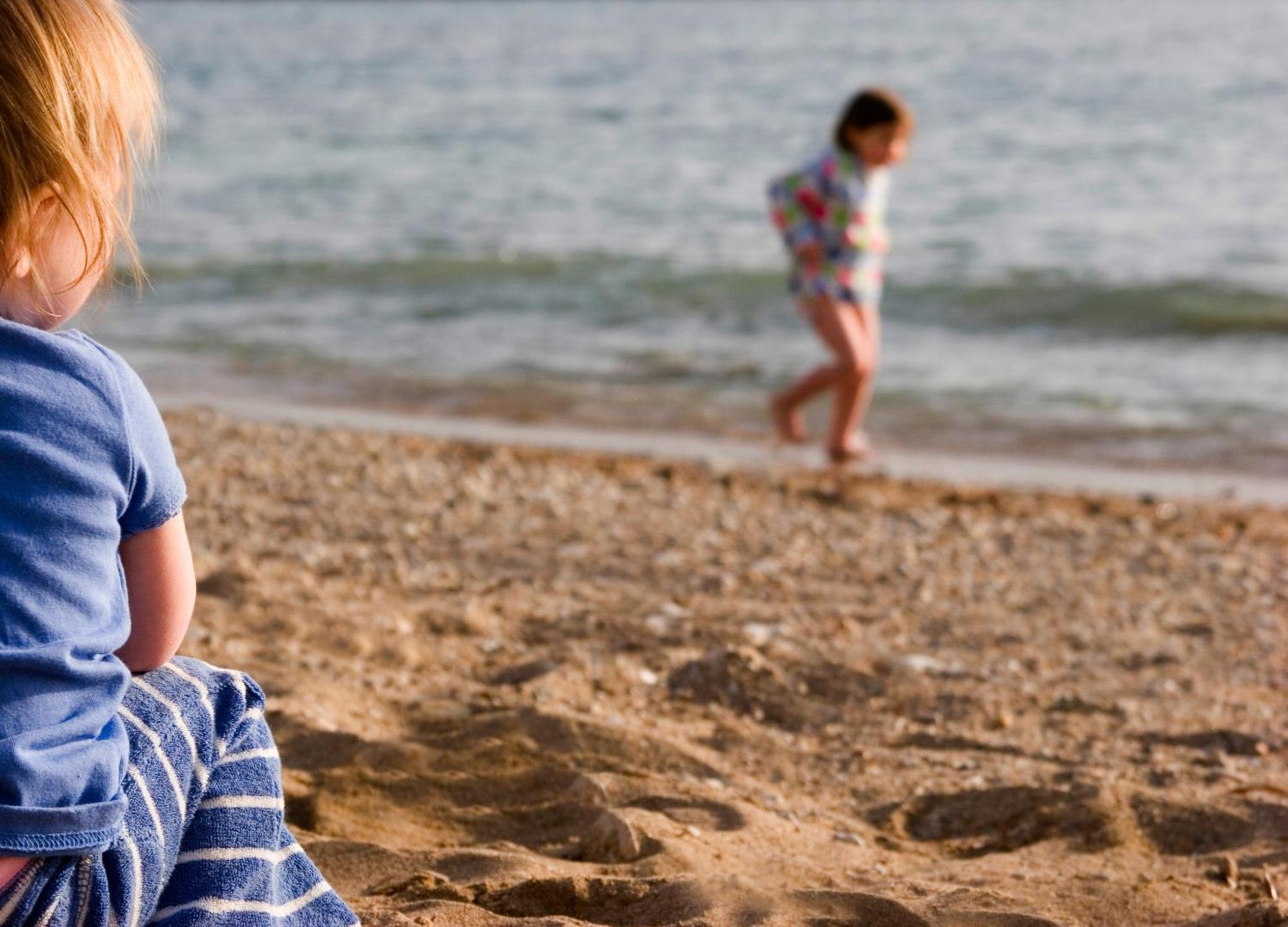 ホテル アルミラ パ フォス エクステリア 写真 Children on a beach